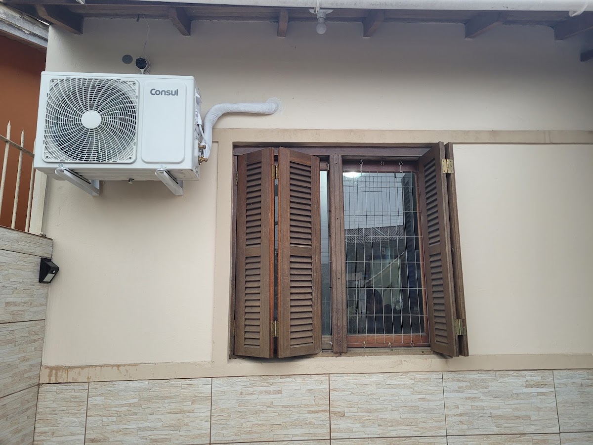 Condensadora instalada pela Center Clima na fachada de uma casa